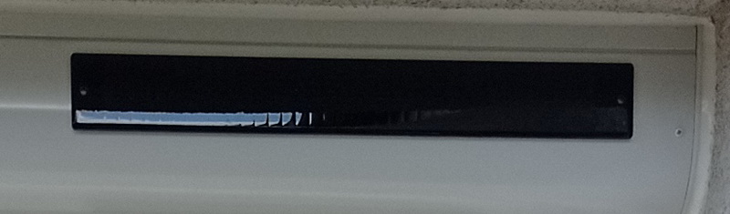 L'entreprise Lapendry menuiserie a poser sur 12 fenêtres en PVC des volets roulants solair
