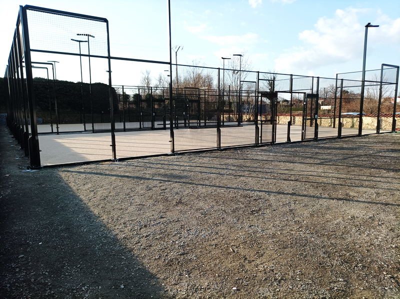 En collaboration avec JDM, Lapendry menuiserie met en place les premiers padels, des minis terrains de tennis . Ce nouveau jeu de raquettes allie tennis et squash.