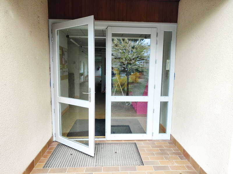 Lapendry menuiserie a remplacé 3 portes à l'école de Moingt dans la Loire