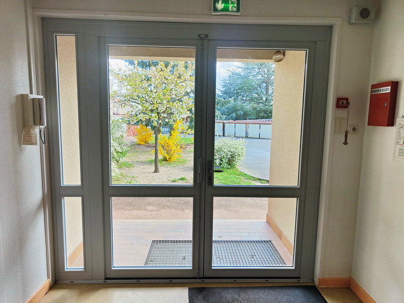 L'école de Moingt dans la Loire a fait appel à l'entreprise Lapendry pour changer 3 portes en bois et les remplacer  par 3 portes en bois  plus performantes.