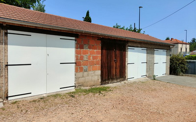 Lapendry menuiserie a réalisé et posé 3 portes de garage sécurisées à double ventaux.